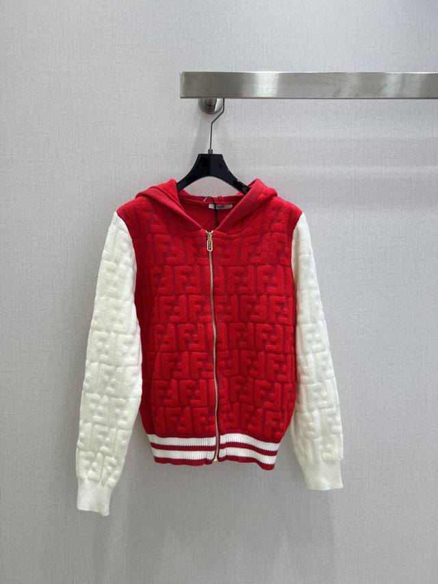 强烈推荐 Fen*2025秋冬新款 连帽拉链毛衣外套 100%羊毛 质感细腻软糯。经典减龄单品！版型不挑人上身巨显瘦！白富美必收的完美单品。质感超赞完美做工品质