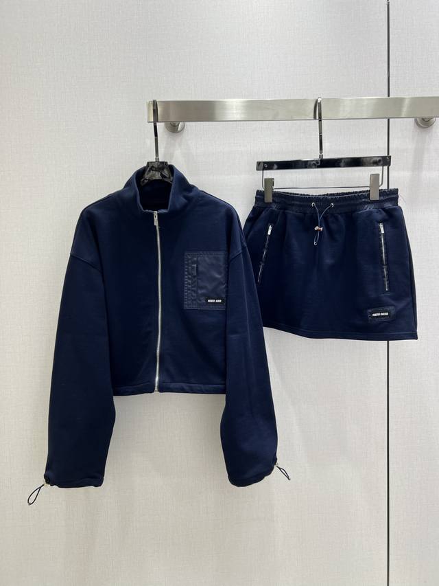 强烈推荐 Miu*2025秋冬新款 拉链抽绳半裙套装 可A可飒的风格，日常通勤穿什么的都是很Ok的，层次感更加丰富，满满小细节太加分了。包容各种身材都不在话下1