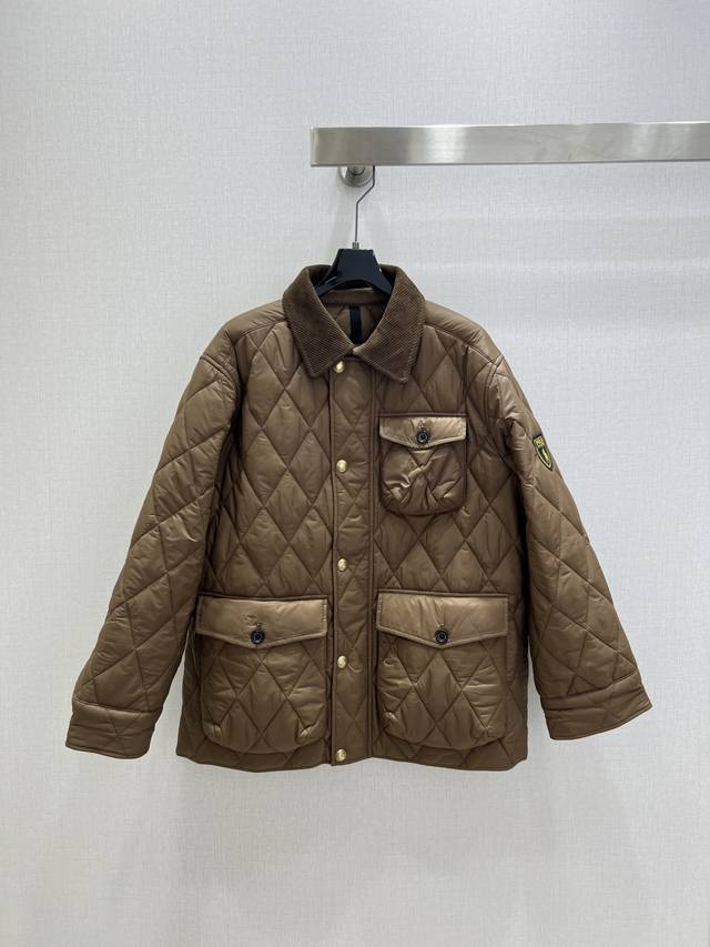 强烈推荐 Rl*2025秋冬新款 翻领菱格多口袋棉服外套 仔细看细节 最具特色的高级材质 上身非常飒 干净有品 提气质~~完全按照高定成衣水准 一眼爱上 气质M