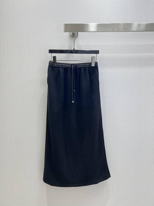 强烈推荐 Ce* 2025新款外挂半身裙，基础直筒半裙，胶囊衣橱B1备！我愿称之为 “入秋的神”，通勤外挂一样的存在单穿、或者内搭长筒袜、光腿神器，兼容各式各样