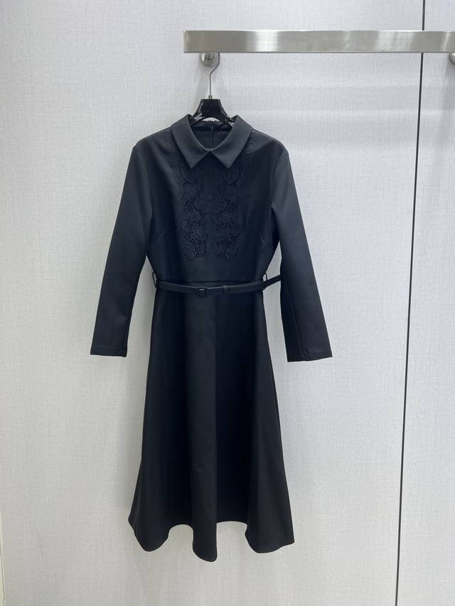 强烈推荐 Dio*2025新款蕾丝刺绣收腰连衣裙，一键切换优雅与气场，精致蕾丝刺绣腰带收腰，衬衫领设计知性又高级。不管是职场通勤还是宴会小聚，都能轻松Hold住