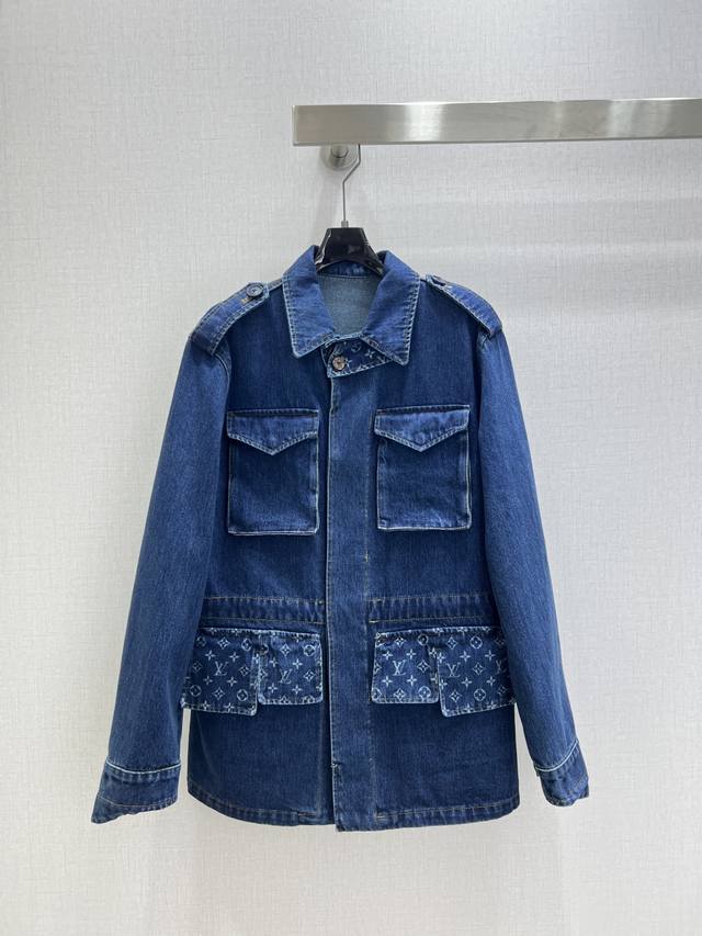 强烈推荐 Lv*2025秋冬新款 激光牛仔口袋外套激光牛仔半裙 分开批 定制Yb斜纹棉牛仔材质，多重水洗，呈现出挺括质感，翻领正肩牛仔中长款风衣裁剪，肩膀带扣增