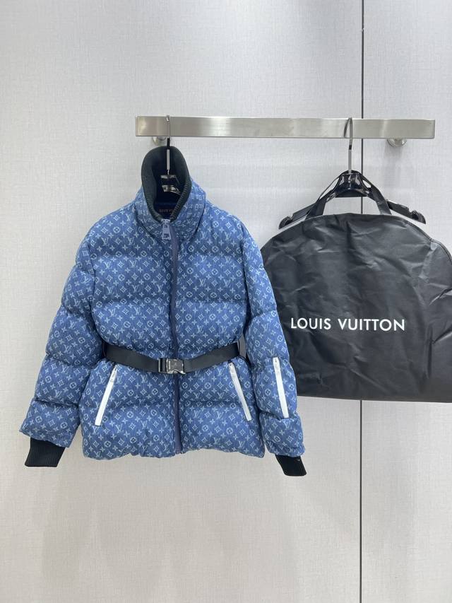 强烈推荐 Lv*2025秋冬新款 翻领老花腰带羽绒服外套 白鹅绒 印花面料 经典又有型 各种都能完美驾驭～高级成衣做法，细节美到爆！精美又日常，轻松驾驭！质感棒