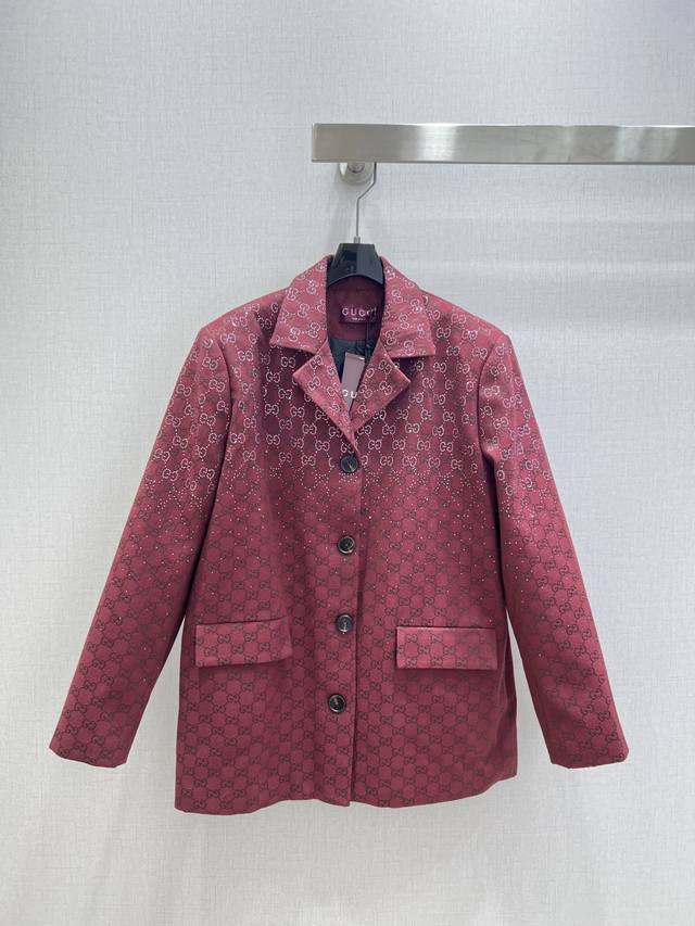 强烈推荐 Guc*2025秋冬新款 提花双口袋夹棉西装外套烫钻提花拉链半裙 分开批 烫钻设计 可A可乖的风格，版型属于谁都好驾驭的，日常通勤穿什么的都是很Ok的