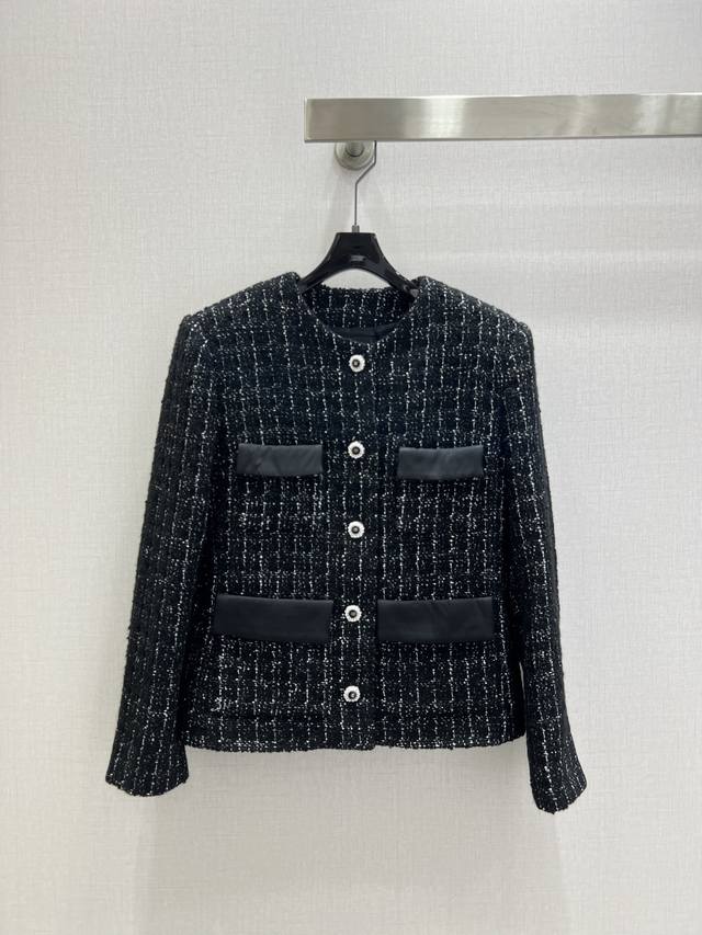 强烈推荐 Cha*2025秋冬新款 编织圆领洋装外套 定制Yb进口粗纺羊毛呢材质，肌理明显，毛料肉眼可见，质感上乘，粗花条纹毛呢面料打造名媛风典范，圆领正肩外套