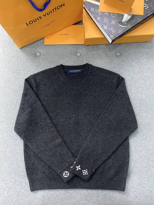 山羊绒套头衫 秋冬王炸款无敌爆款，一件过冬系列，各位食物链顶端的哥哥们必入哈 还原Zp采用100%进口山羊绒材质，市场充斥着各种材质的版本，这种羊绒产品也是最容