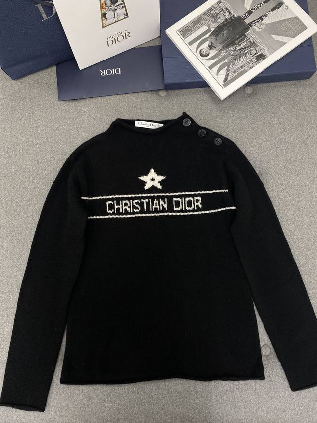 幸运星山羊绒针织衫 经典重现，专柜持续在售就知道它的含金量了吧，千金白富美冬日首选毛衣哈～ 澳洲进口100%山羊绒材质，市场充斥着各种材质的版本，这种羊绒产品也