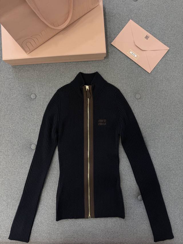 新品上新 Miu Miu 罗纹针织羊绒混纺polo衫 一向甜美休闲风格设计的Miumiu，居然出了这么显身材的毛衣，上身秒变纸片人完全是食物链顶端的姐姐款，羊绒