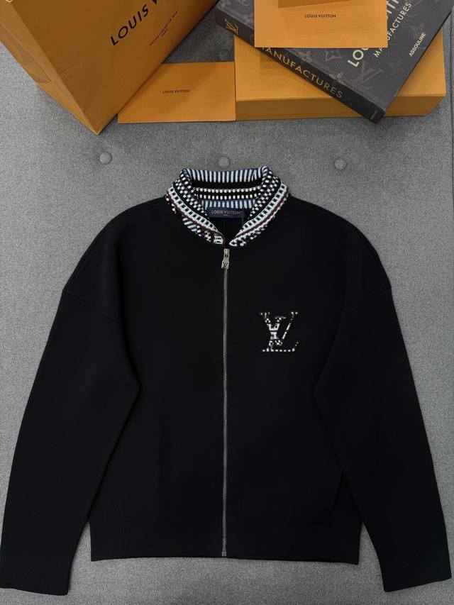 针织飞行员夹克 它家真的在用心设计男装我家也在用心做货这款有型又实穿的针织外套，绝对满足所有男士秋冬穿搭所需，原料采用60支精疏棉，通过特殊工艺处理，柔软且不失