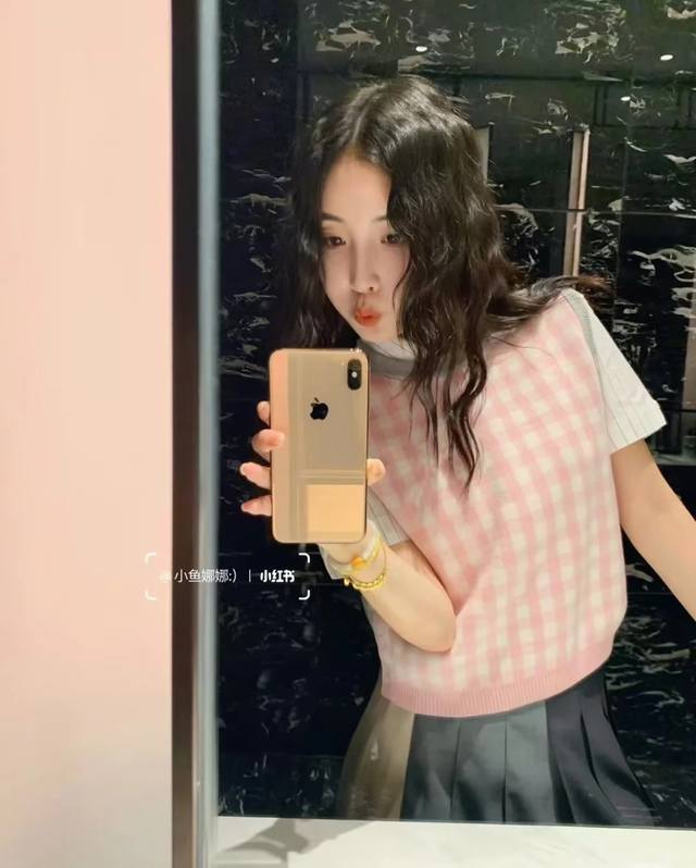 新款！最新Tb 25New 拼色棋盘格针织背心。尺码：Sml 。