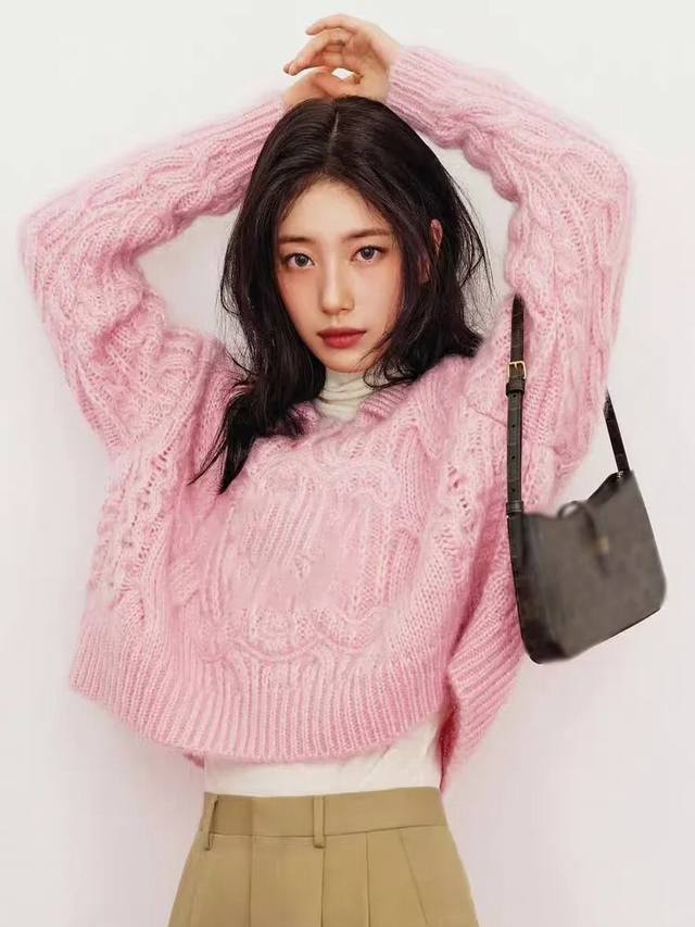 新款！最新Ce 25New 高比例马海毛凯旋门Logo翻领毛衣。颜色：粉 白 蓝。尺码：Sml 。