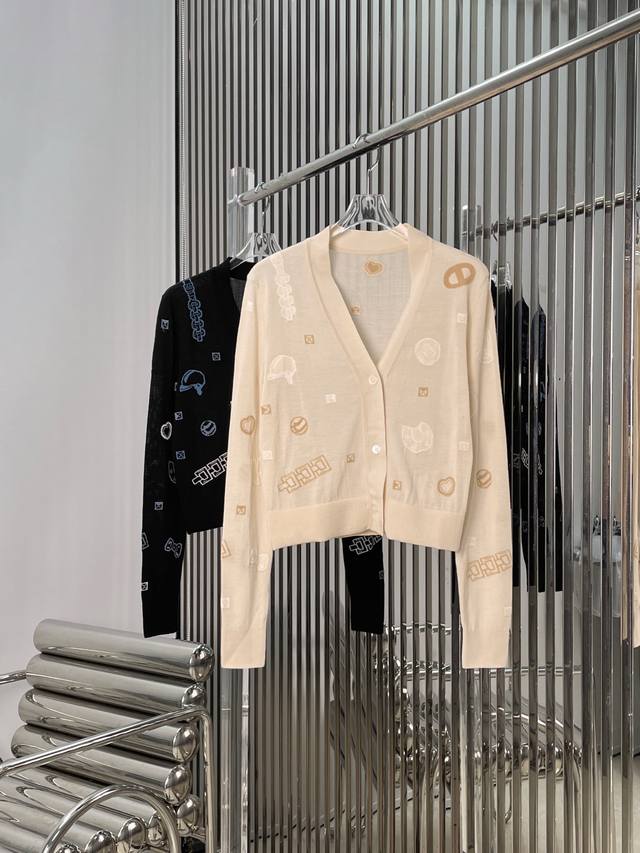 实拍图！最新H 25New 100羊毛爱马提花针织衫。颜色：杏色 黑色。尺码：Sml 。