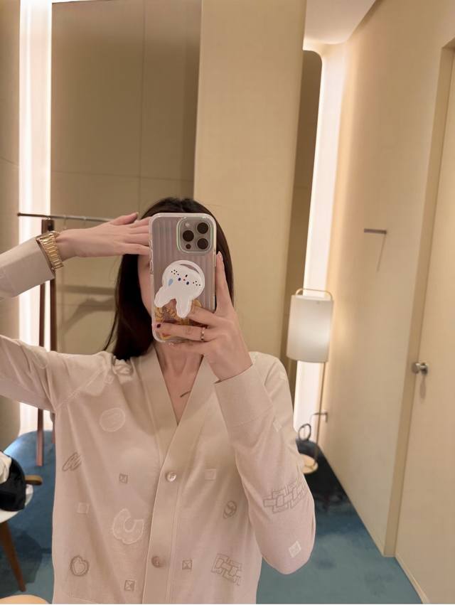 新款！最新H 25New 100羊毛爱马提花针织衫。颜色：杏色 黑色。尺码：Sml 。