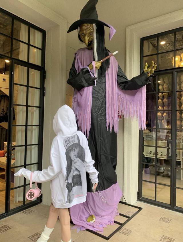 新款！最新Ch 25New 背部印花连帽加绒卫衣。尺码：Sml 。