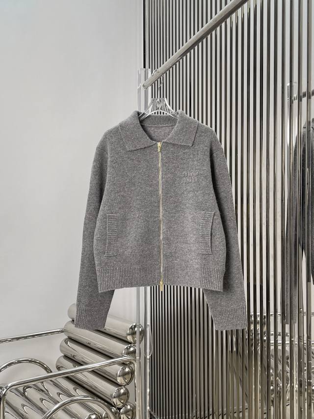 实拍图！最新Miu 25New 字母刺绣羊绒翻领拉链开衫。尺码：Sml 。