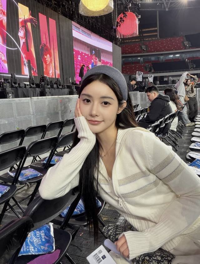 新款！最新D 25New 背部字母提花拉链开衫。尺码：Sml 。