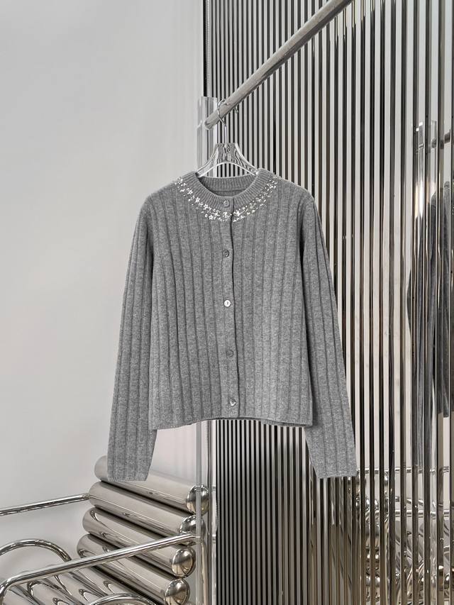 实拍图！最新Gu 25New 领口镶钻针织开衫。尺码：Sml 。