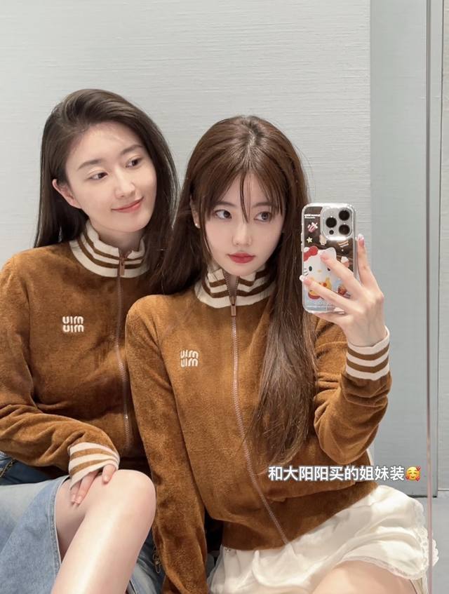 新款！最新Miu 25New 丝绒针织拉链开衫。尺码：Sml 。