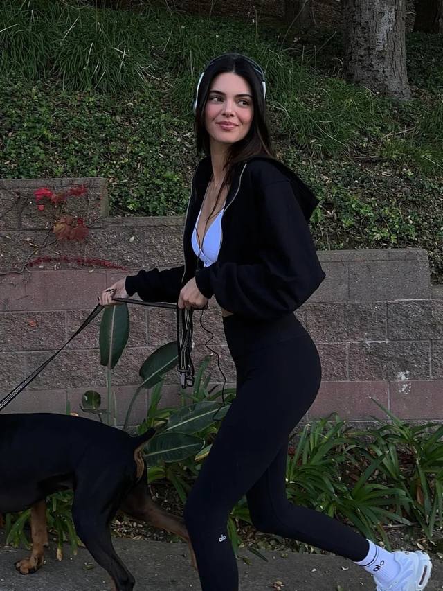 新款！最新Alo 25New 经典字母瑜伽裤。尺码：Sml 。