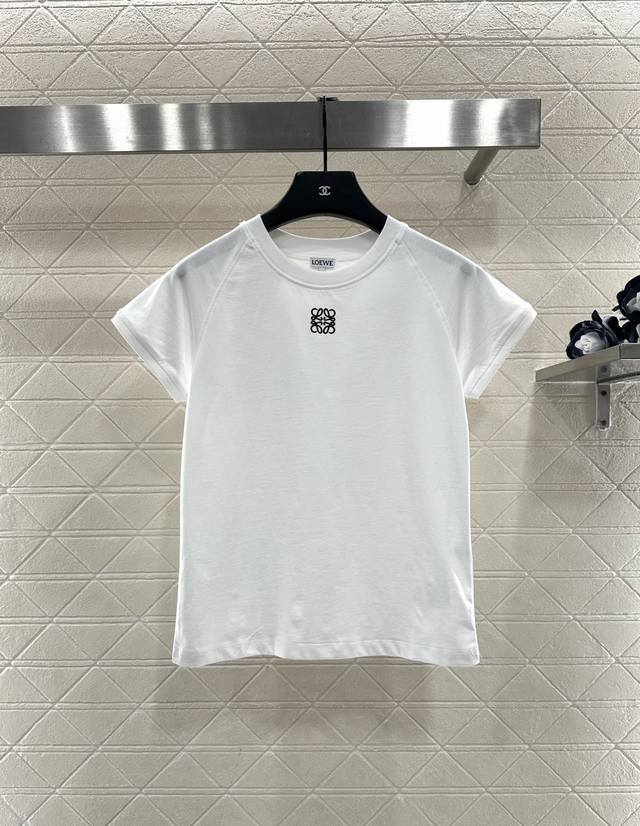 Loew*2025新品上架 圆领刺绣徽标 定制Yb斜纹全棉材质，透气舒适，质感十足，修身短袖T恤裁剪，胸前刺绣徽标装饰，加强品牌标识度，时尚高级感立现，插肩轮廓