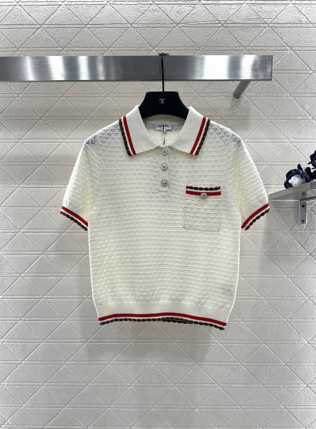 Chane*2025新品上架 撞色翻领针织短袖 定制Yb羊绒纱线织造，密度细针织造，软糯质地，舒适亲肤，翻领半开襟针织短袖剪裁，大身横向排列的镂空钩织纹理，圆扣