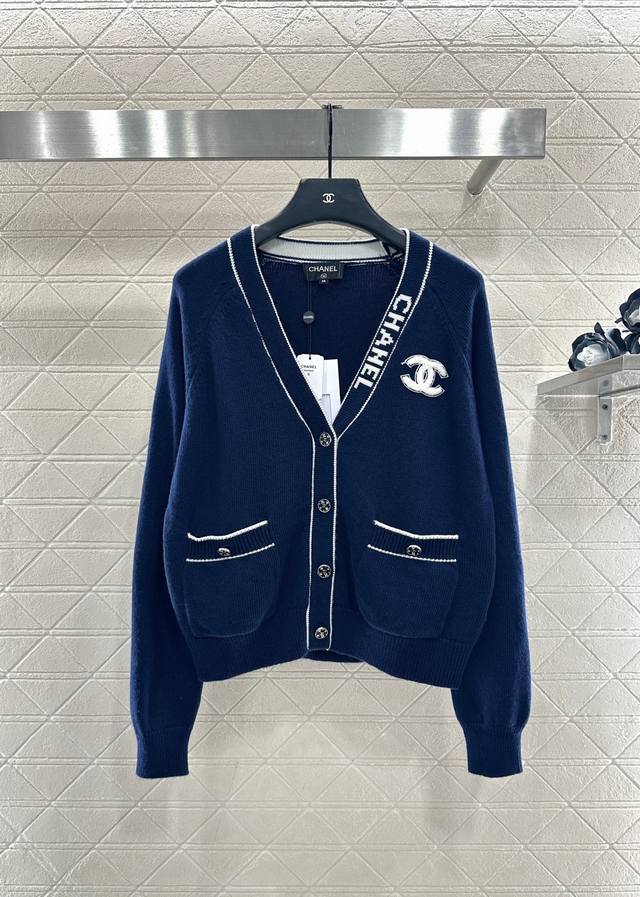 Chane*2025新品上架 字母V领针织开衫 定制Yb羊毛纱线织造，密度细针织造，软糯质地，舒适亲肤，V领针织开衫剪裁，大身前襟圆扣双C珍珠山茶花装点，精致十