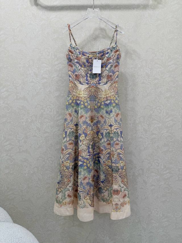 Zimmerm*26新款繁花簇锦印花吊带连衣裙 腰身褶皱勾勒腰线让人眼前一亮。腰部收腰 夏日氛围拉满繁花簇拥 超大摆裙摆仙女本仙整体高级又展现复古魅力气质。单色