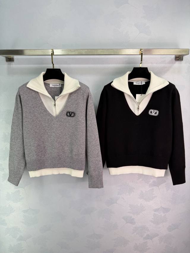 Va*25秋冬新款针织衫，撞色设计超经典，柔软针织面料穿着舒适又保暖，拉链+翻领细节很有层次感，胸前Vlogo刺绣超有辨识度下摆和袖口罗纹收口，无论搭牛仔裤还是