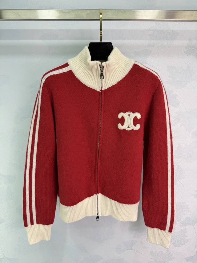 Ce*25秋冬新款针织拉链衫 采用安可拉红+米白撞色设计，复古运动风满满秋冬休闲穿搭必备，舒适又时髦，轻松打造活力！1色3码Sml T226B.