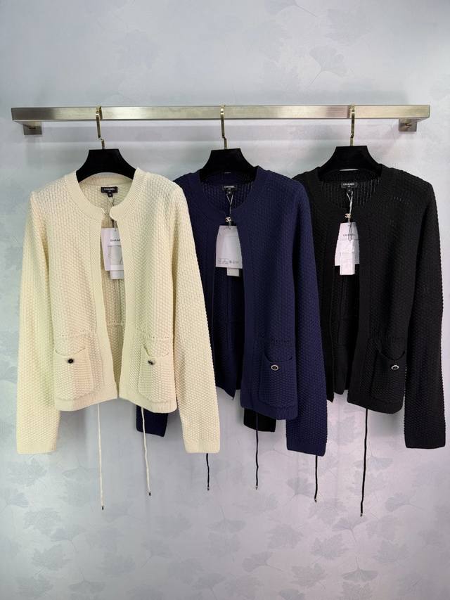 Ch*26C系列针织开衫，柔软针织材质，穿着舒适又保暖。腰部抽绳设计可自由调节，轻松展现优雅身形计。两个翻盖口袋，实用又有设计感。领口和袖口细节精致，低调奢华，