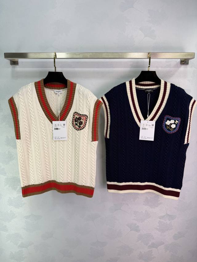 Ch*26C早秋新款学院风针织马甲 V领设计+刺绣，条纹点缀，复古感十足，柔软针织面料，可搭配衬衫叠穿，层次感Up，也能单穿，简约又有活力，日常都能轻松驾驭2色