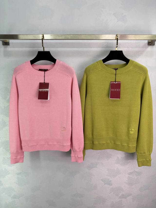 Gucc*2025秋冬新款净版徽标针织套头毛衣 定制Yb羊毛针织材质，密度细针织造，舒适亲肤，圆领落肩剪裁，穿出慵懒松弛感，领袖口衣摆螺纹收紧，弹性十足穿着舒适