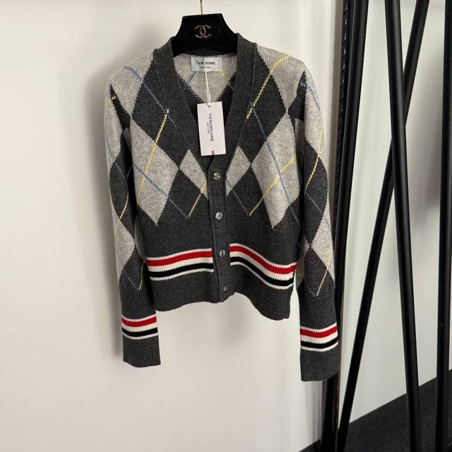 款号20257669 Thom Brown*Tb新款 撞色菱格子V领长袖羊毛针织开衫，灰色，红色，Sml， M码：肩宽37，胸围96，袖长61，长51；重量：0