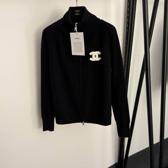 款号20257666 Chane*新款 小香Logo贴布立领长袖针织开衫拉链外套，米白色，黑色， 均码：胸围98，袖长69，长57；重量：0.480Kg .
