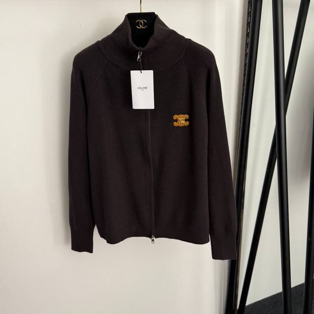 款号20257665 Celin*新款 金属Logo皮标立领长袖针织开衫拉链外套，咖色， 均码：胸围98，袖长69，长57；重量：0.480Kg