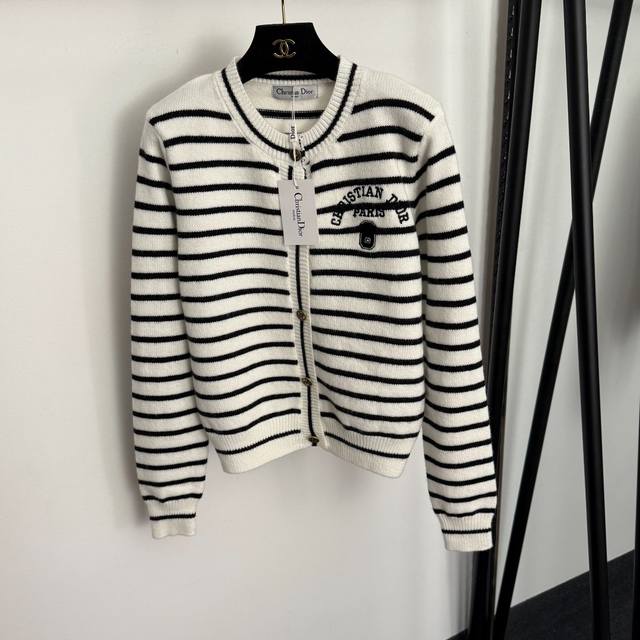 款号20257648 Dio*新款 刺绣字母小蜜蜂纽扣拼色条纹长袖针织开衫，白色，粉色， 均码：肩宽37，胸围96，袖长64，长56；重量：0.420 .