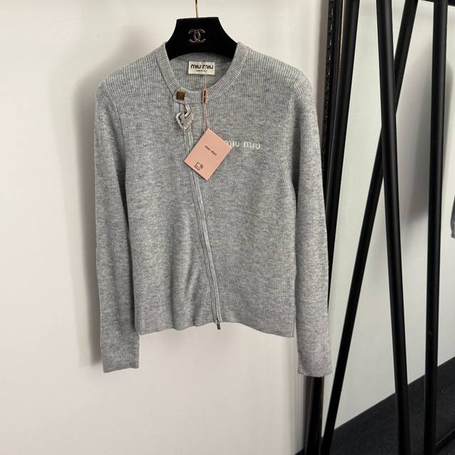 款号20257680 Miumi*新款 Logo刺绣字母爱心斜拉链长袖羊毛针织开衫上衣，灰色，黑色，36 38 40， 36码：胸围80，袖长61，长54；重量