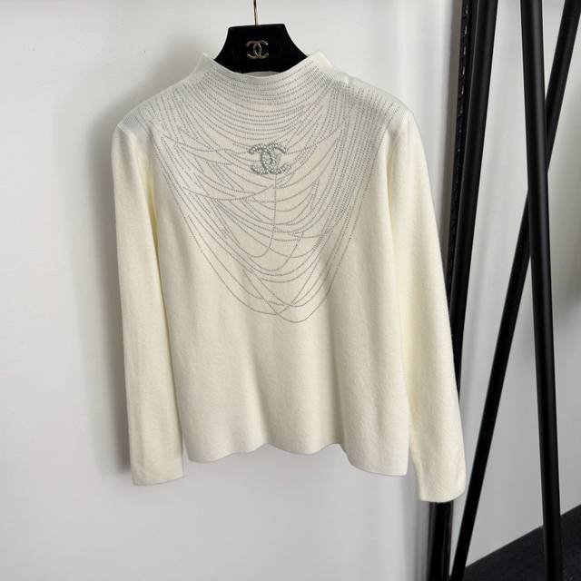 款号20257039 Chane*新款 小香珍珠Logo烫钻项链半高领长袖羊毛羊绒混纺针织衫，米白色，黑色，红色，36 38 40， 36码：肩宽38，胸围90