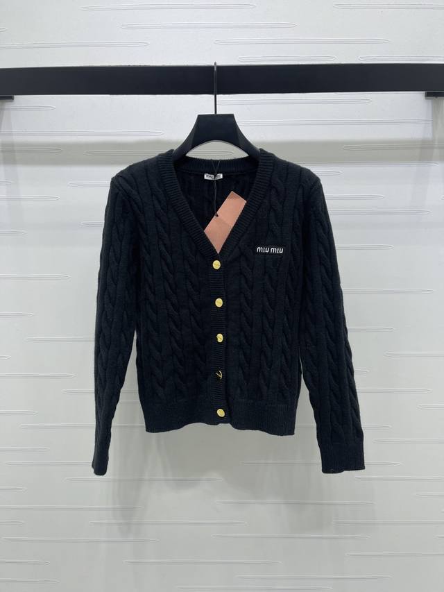 上新原单高端品质 Miumi*2025秋冬最新系列！麻花V领针织开衫！定制羊毛纱线织造 柔软亲肤 质感十足 V领针织开衫裁剪 时髦休闲 胸前字母徽标装饰彰显品牌