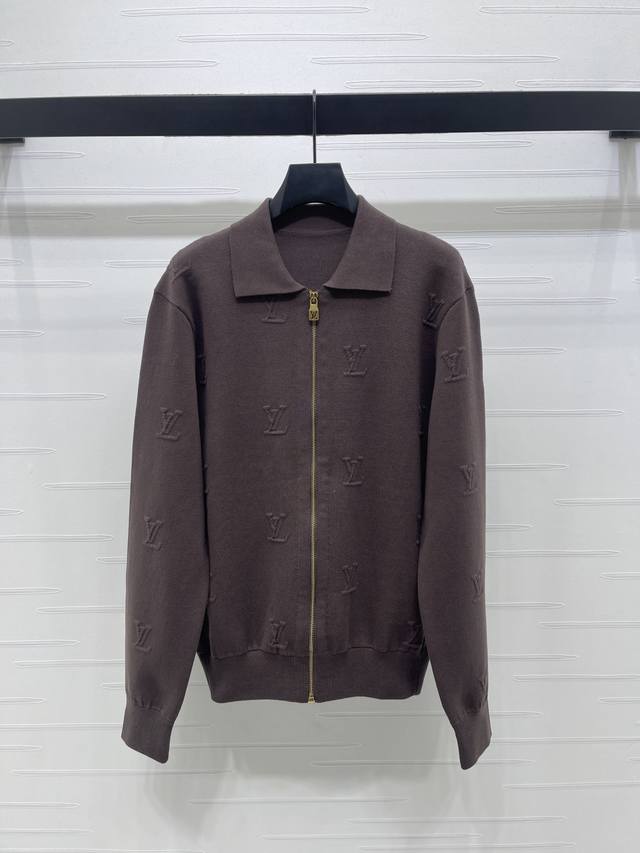 上新原单高端品质Louis Vui*Ton 2025秋冬最新系列！翻领拉链针织长袖开衫！定制进口羊毛纱线材质 舒适柔软 质感上乘 翻领长袖开衫剪裁 拉链开襟字母