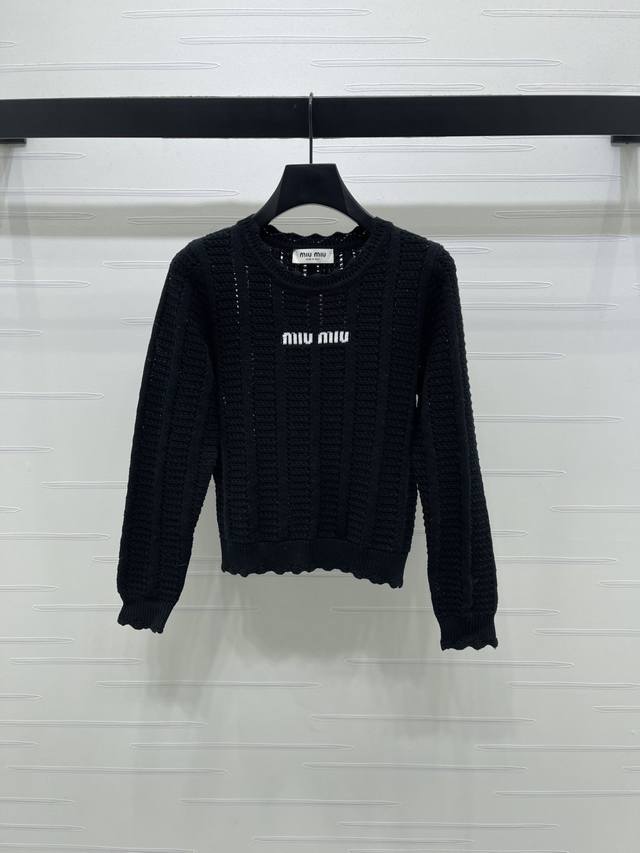 上新原单高端品质 Miumi*2025秋冬最新系列！镂空针织长袖！定制羊毛纱线织造 质感高级舒适 针织长袖上衣剪裁 通体镂空钩针肌理交织 配合胸前撞色字母徽标图