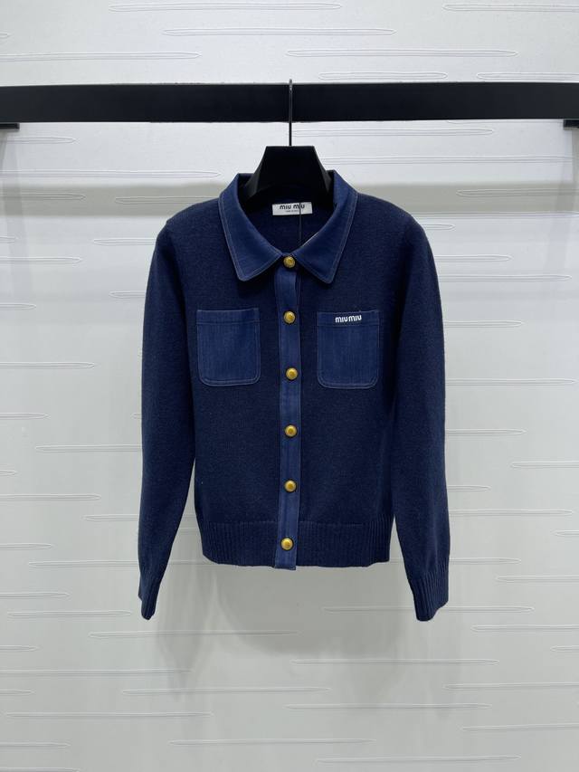 上新原单高端品质 Miumi*2025秋冬最新系列！撞色翻领长袖开衫！定制羊毛纱线织造 质感细腻 舒适亲肤 翻领针织开衫版型 通体细密钩织纹理设计 翻领撞色拼接