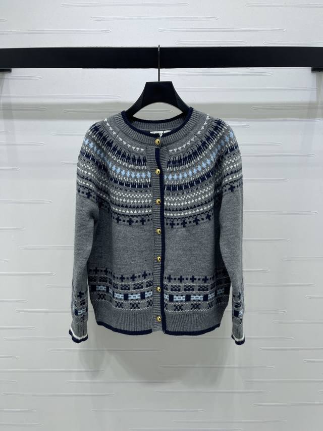 上新原单高端品质 Miumi*2025秋冬最新系列！撞色圆领针织长袖开衫！定制羊毛纱线织造 细腻柔软舒适 质感高级 落肩圆领针织开衫剪裁 费尔岛北欧风格的撞色几