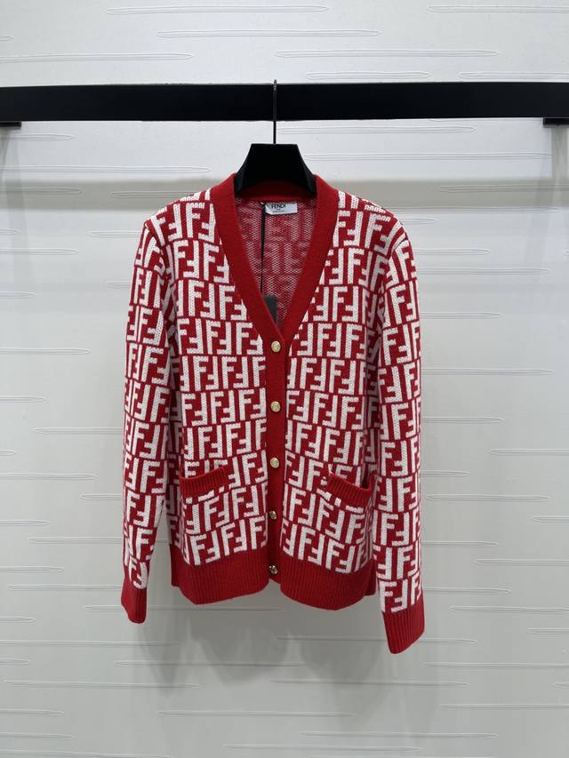 上新原单高端品质 Fend* 2026早春最新系列！双口袋提花V领针织开衫！定制羊毛混纺纱线材质织造，质感高级，舒适柔软，V领针织开衫剪裁，定制印刻襟扣点缀，通