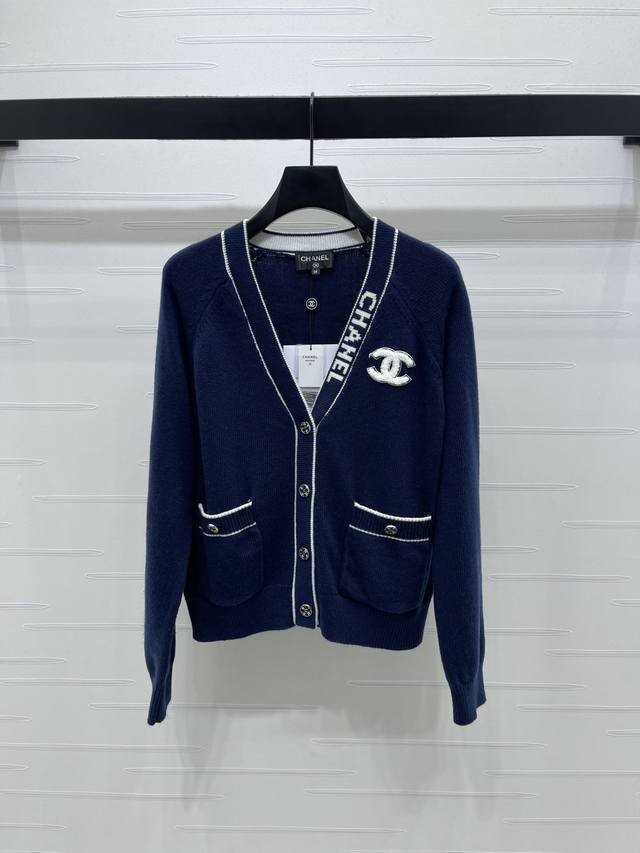 上新原单高端品质 Chane* 2025秋冬最新系列！撞色字母提花V领针织开衫！定制羊毛混纺纱线织造，密度细针织造，软糯质地，舒适亲肤，落肩V领针织开衫剪裁，前