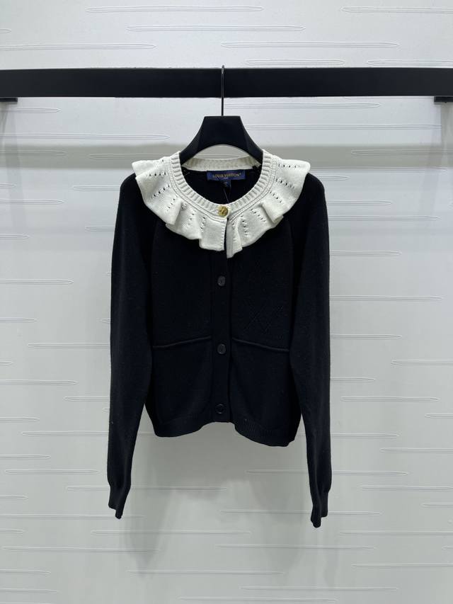 上新原单高端品质Louis Vui*Ton 2025秋冬最新系列！花边翻领针织开衫！定制羊毛纱线织造，细腻柔软，弹力十足 ，精致镂空木耳花边开衫版型，通体以细腻