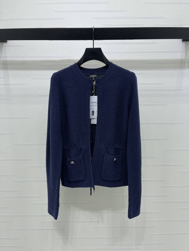 上新原单高端品质 Chane* 2026早春最新系列！官网同步 圆领针织长袖开衫！定制羊毛针织材质织造 柔软舒适 质感上乘 双口袋定制纽扣装饰 领口镶钻双C扣点