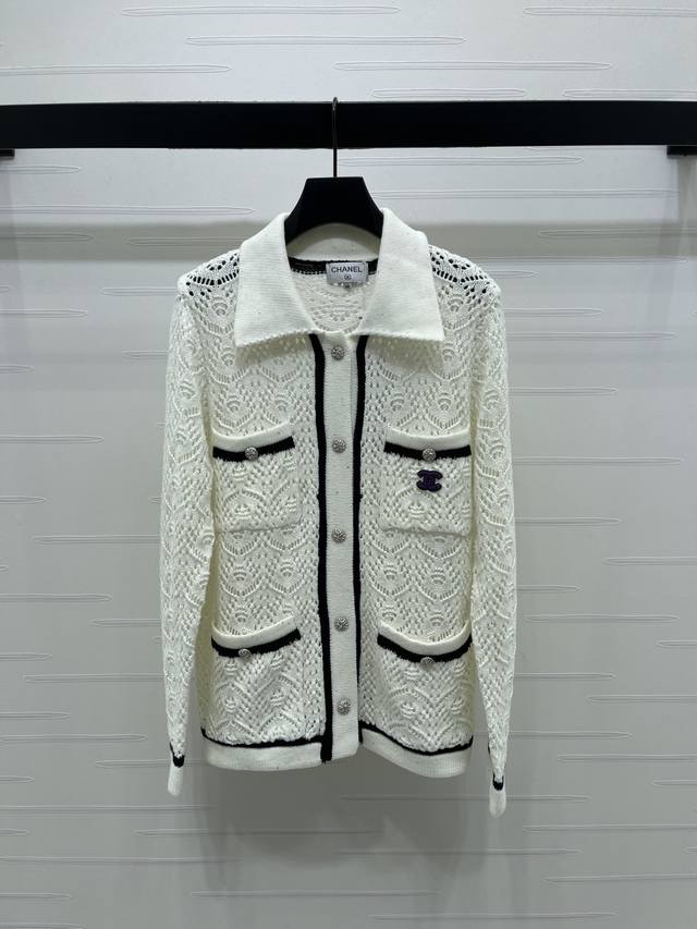 上新原单高端品质 Chane* 2025秋冬最新系列！翻领镂空针织长袖开衫！定制羊毛纱线混纺针织材质织造 细腻柔软舒适 质感上乘 翻领针织开衫剪裁 通体利用镂空