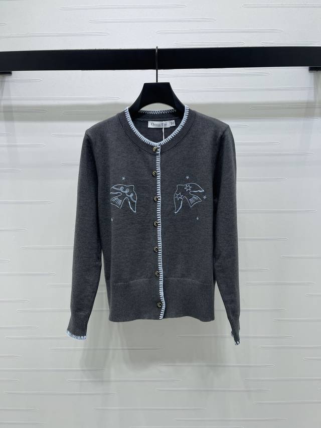 上新原单高端品质 Dio* 2025秋冬最新系列！撞色包边圆领针织长袖开衫！定制羊毛纱线织造，密度细针织造，软糯质地，舒适亲肤，圆领纽扣正肩开衫剪裁，大身前襟C