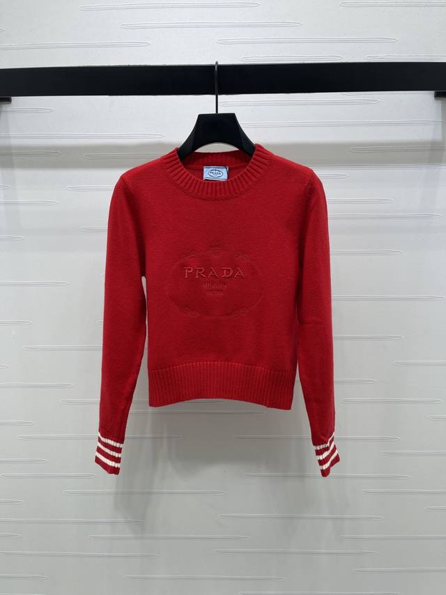 上新原单高端品质 prad* 2025秋冬最新系列！徽标套头毛衣！定制羊毛纱线织造，质感高级，舒适柔软，圆领落肩长袖毛衣，领口条纹螺纹包边。胸前刺绣字母标识，彰